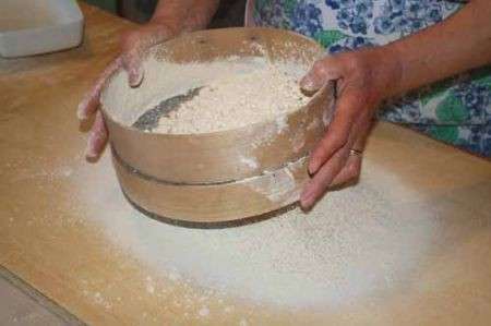 setacciare la farina