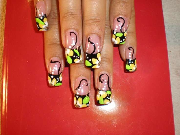 Unghie in gel con nail art fiorata