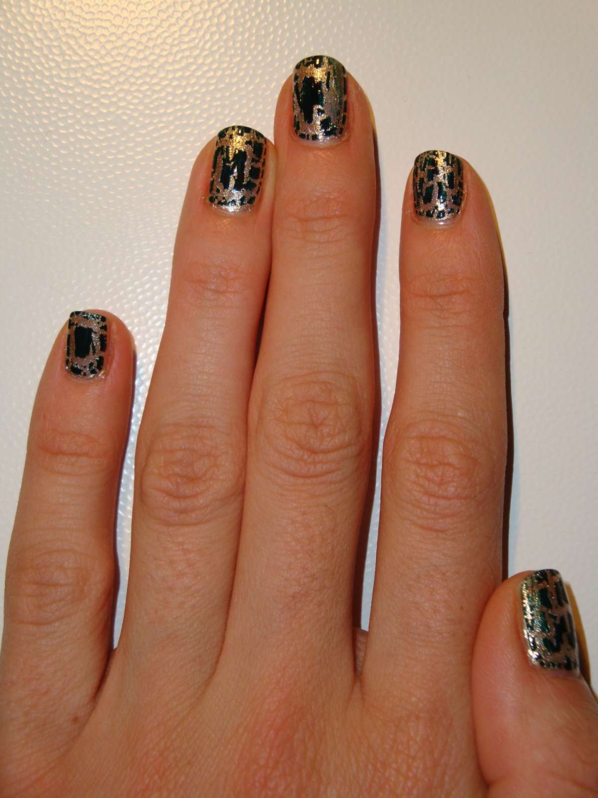 Unghie in gel in oro e nero