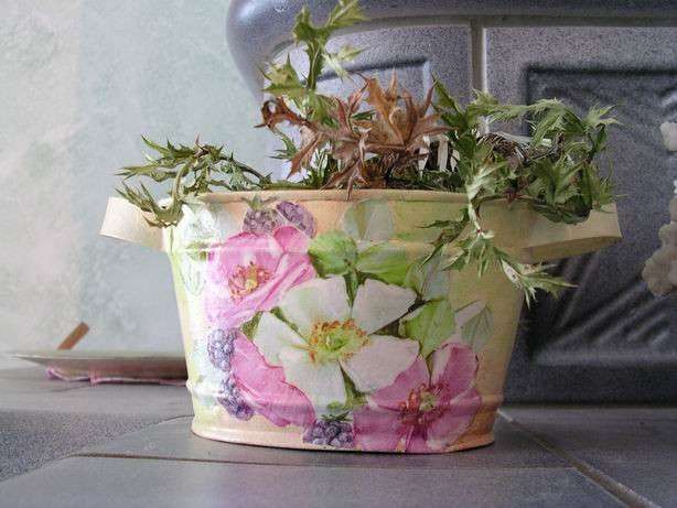 Vaso di fiori con la tecnica del decoupage