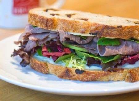 Panino farcito light con misticanza