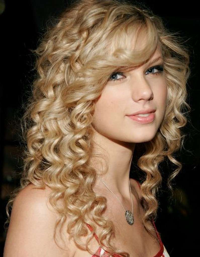 Acconciatura fai da te per capelli ricci come Taylor Swift