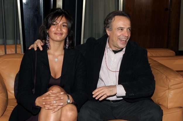 Enrico Montesano sorridente con Lorena Forteza