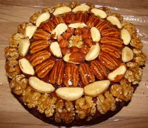 torta guarnita con noci