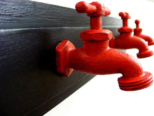 Appendiabiti con rubinetti rossi