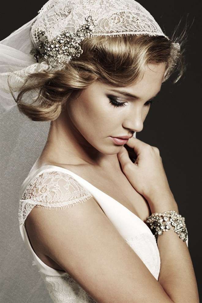 Capelli sposa con velo con cristalli