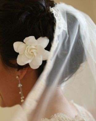 Capelli sposa raccolti e intrecciati