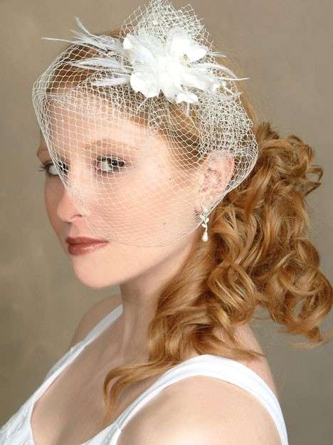 Capelli sposa ricci con veletta