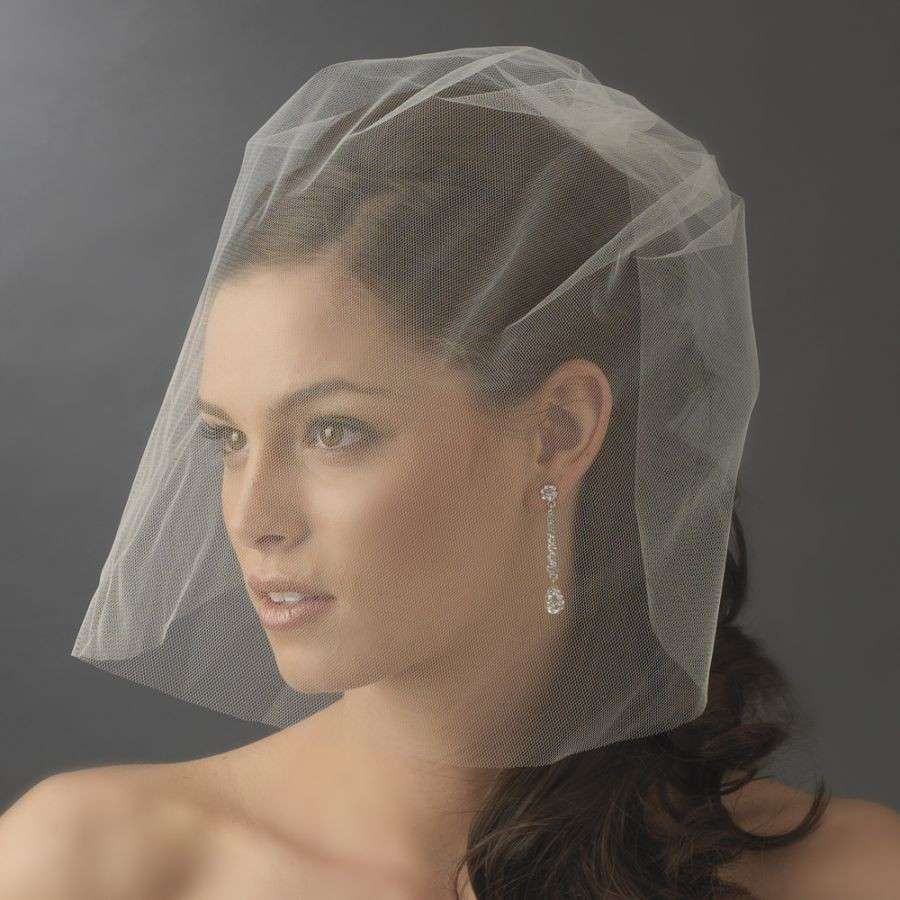 Capelli sposa sciolti con velo cortissimo