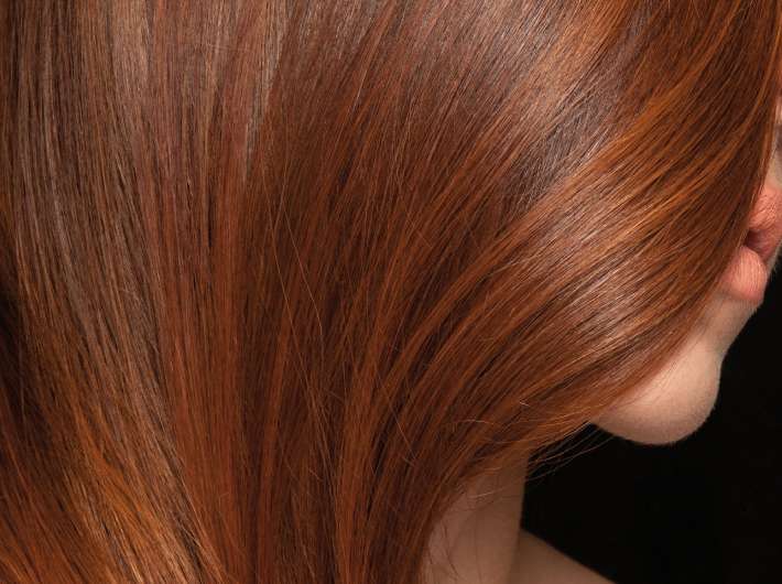 Degradè rosso su capelli castani