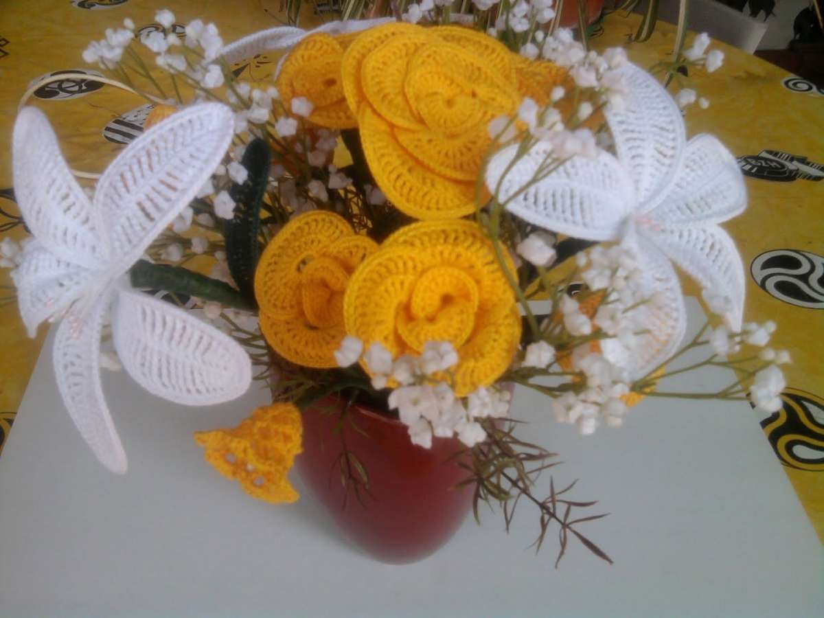 Mazzo di fiori bianchi e gialli