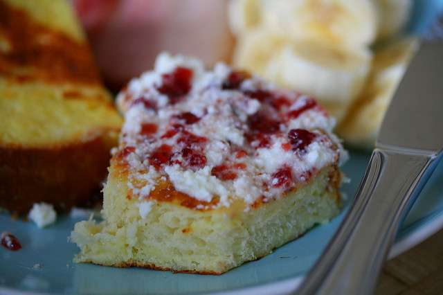 Torta ricoperta di crema di ricotta