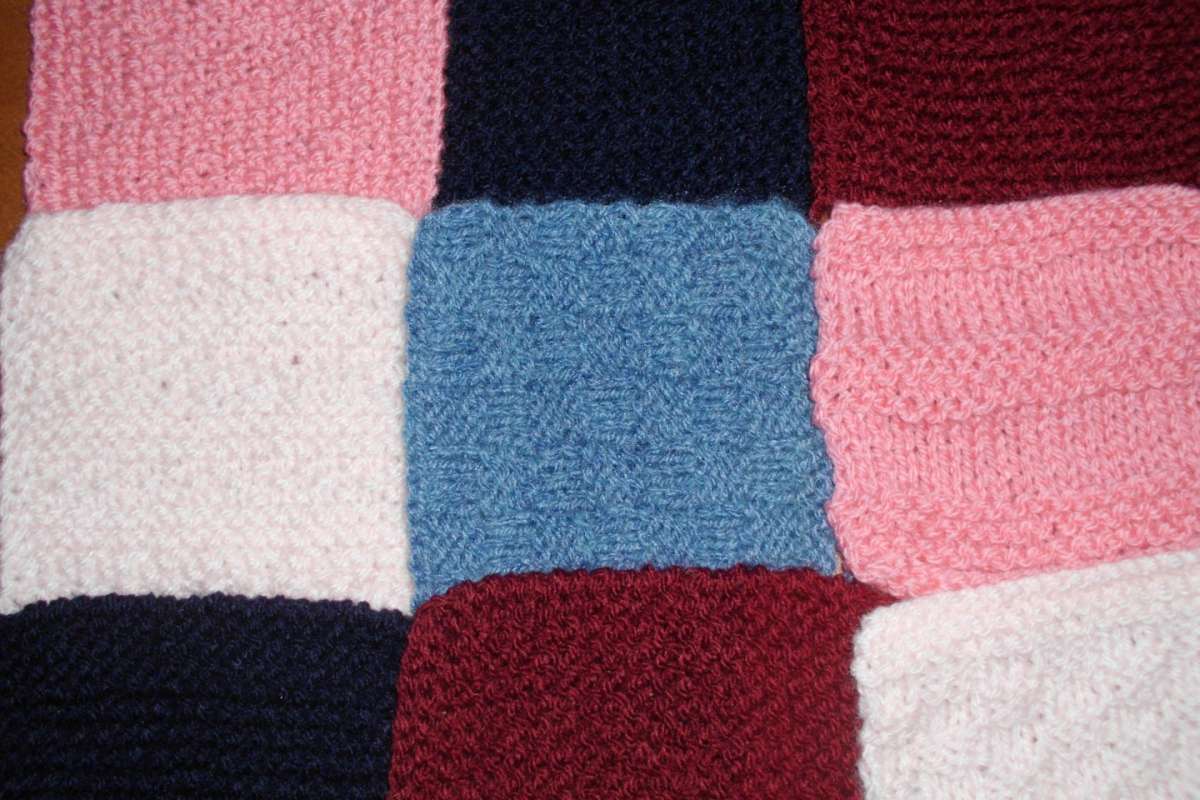 Copertina di lana a quadrati colorati