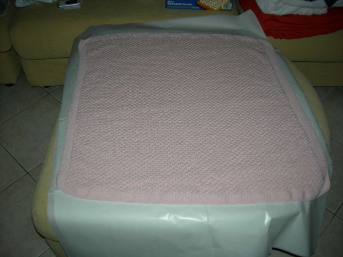 Copertina di lana rosa a trecce