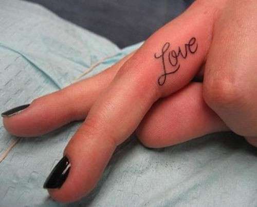 Il tatuaggio Love sul dito