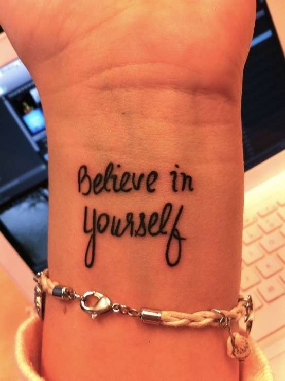 Tatuaggio Believe in yourself sul polso
