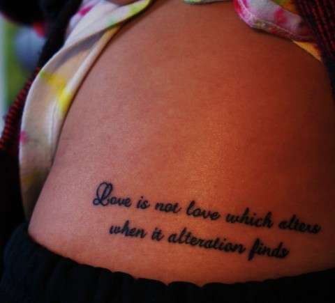 Tatuaggio d'amore sul fianco