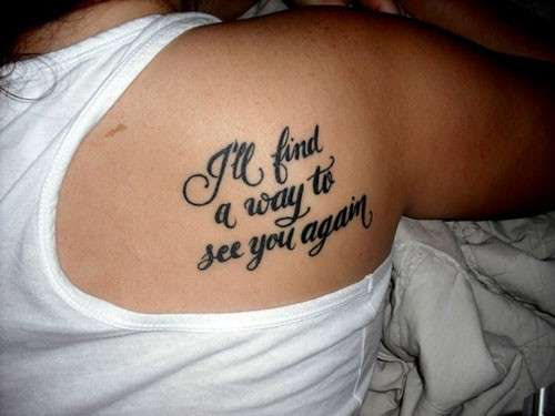 Tatuaggio d'amore sulla spalla