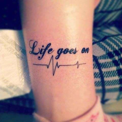 Tatuaggio in corsivo Life goes on