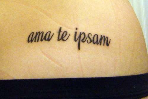 Tatuaggio in latino