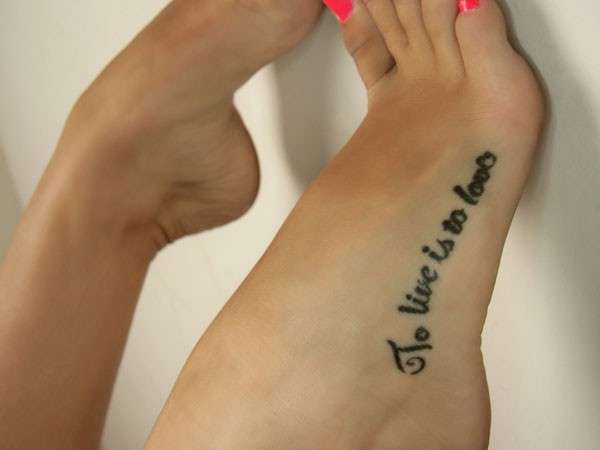 Tatuaggio romantico sul piede