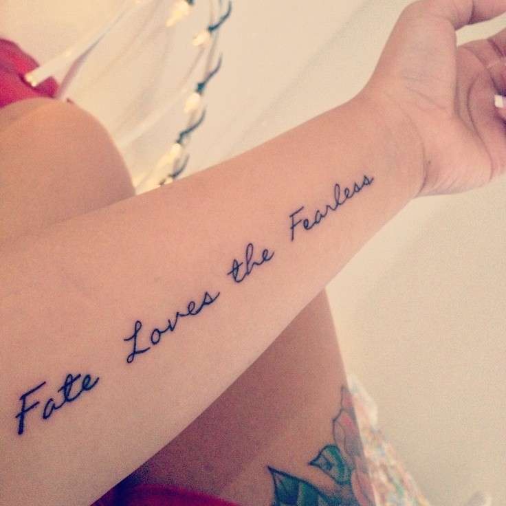 Tatuaggio scritta in inglese sul braccio