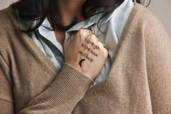 Tatuaggio scritta sulla mano