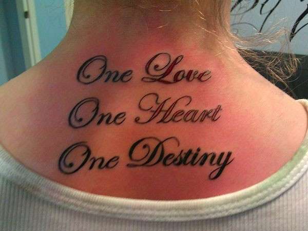 tatuaggio sul collo