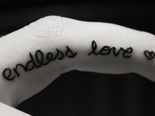 tatuaggio sul dito