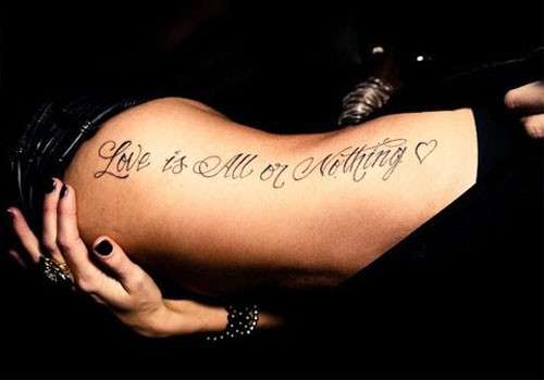 Tatuaggio sul fianco