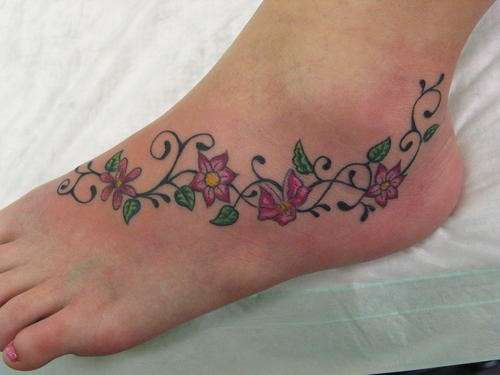 Fiori viola per un tatuaggio femminile