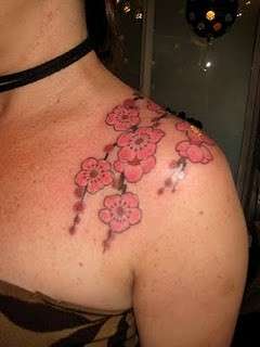 Tatoo a fiori sulla spalla