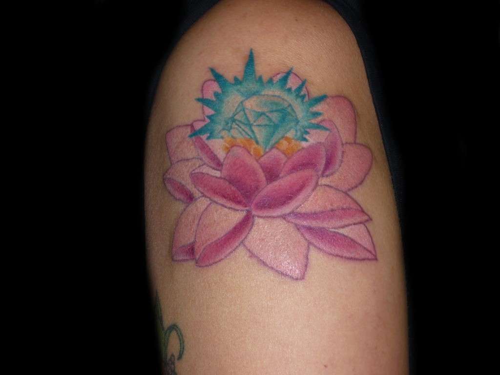 Tattoo con fiore di loto e diamante