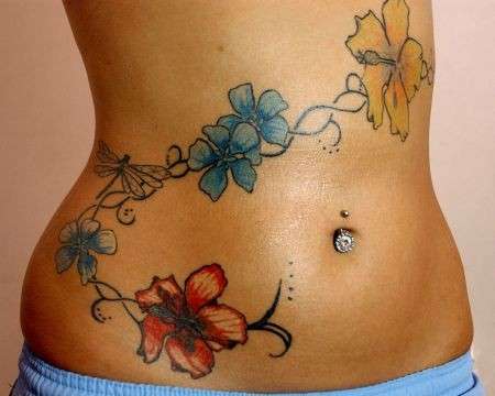 Tattoo con fiori sulla pancia