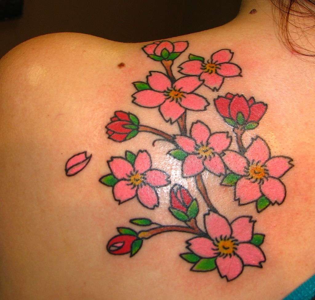 Tatuaggi con fiori stilizzati