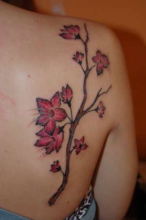 Tatuaggio a fiori sulla schiena