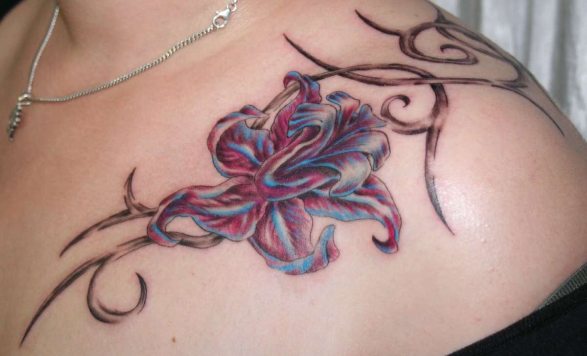 Tatuaggio a fiori sulla spalla