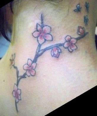 Tatuaggio con fiori di ciliegio piccolo