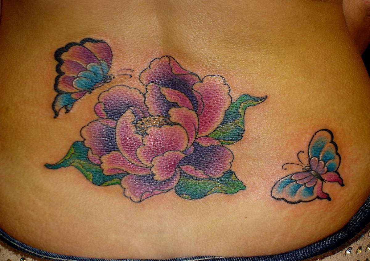 Tatuaggio con fiori e farfalle