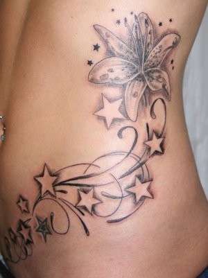 Tatuaggio con fiori in bianco e nero