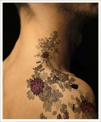 Tatuaggio con fiori romantico e dark