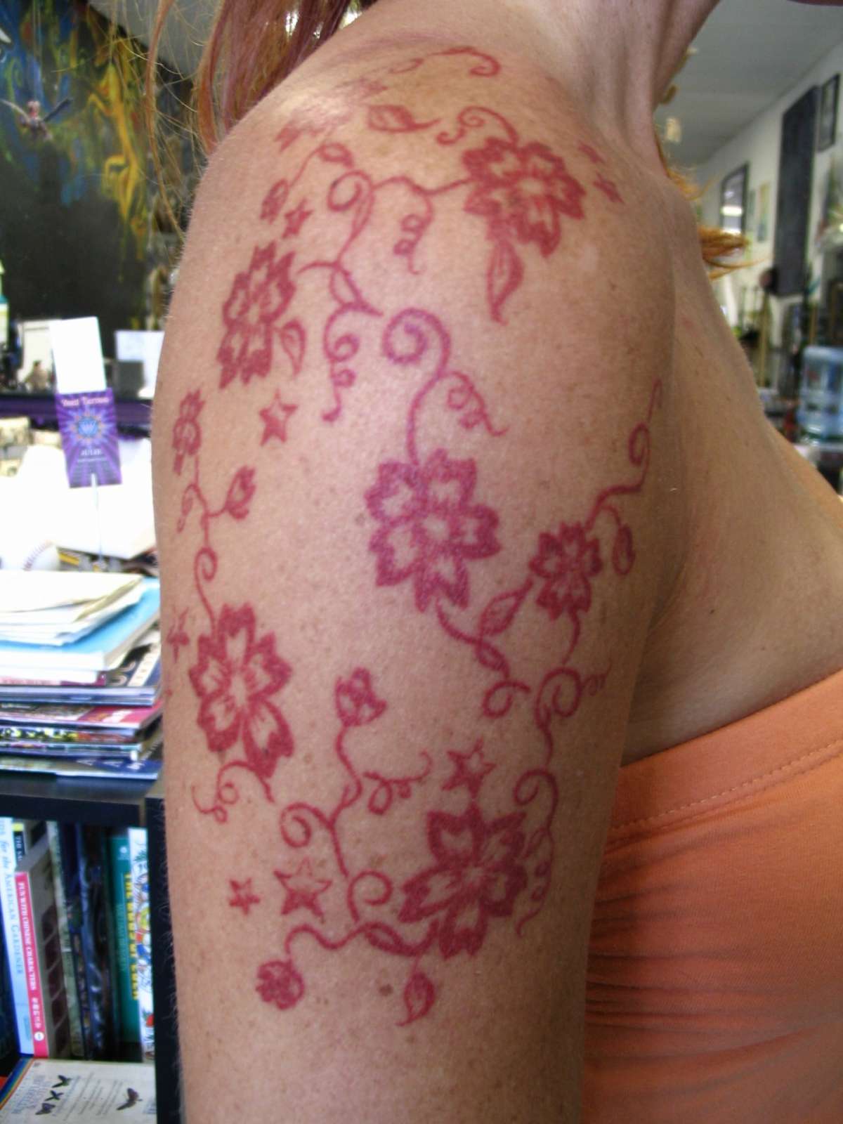 Tatuaggio con fiori rossi