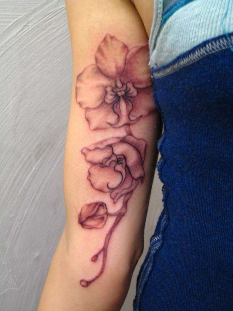Tatuaggio con fiori sul braccio