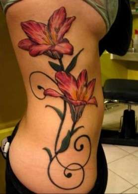 tatuaggio con fiori sul fianco