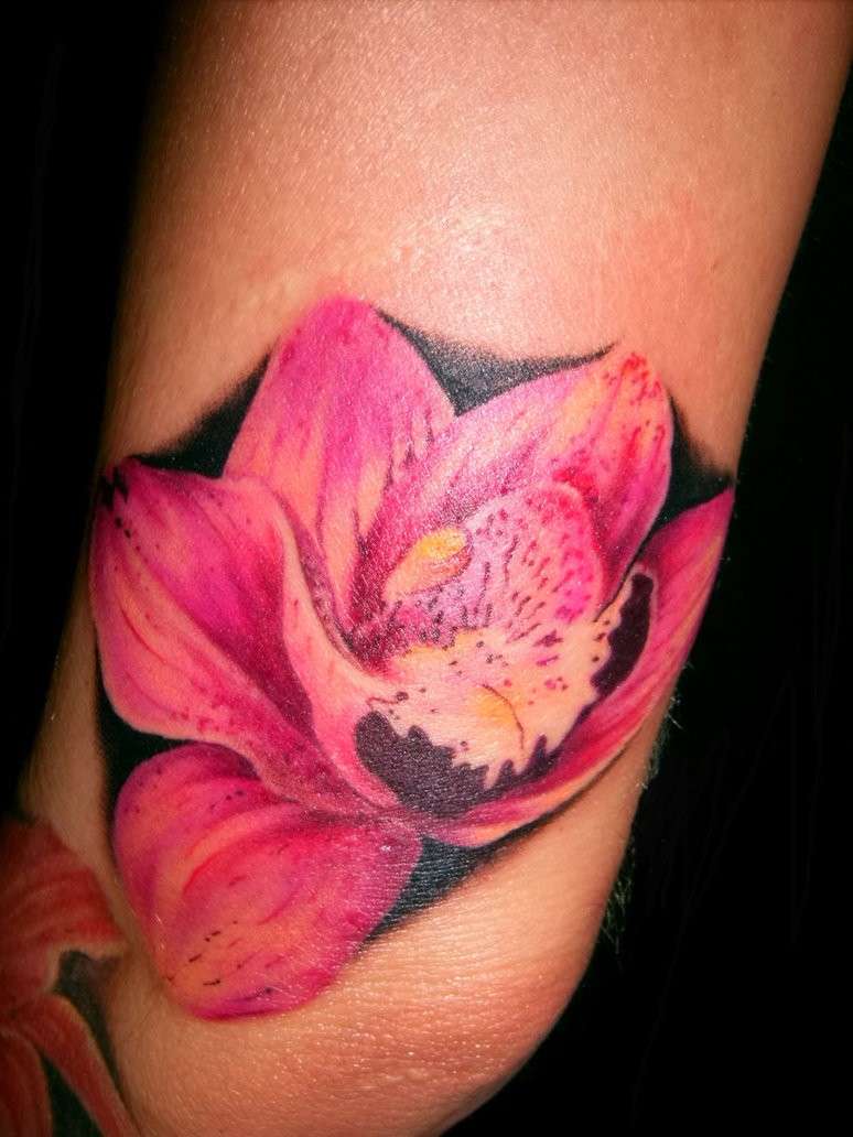 Tatuaggio con orchidea rosa