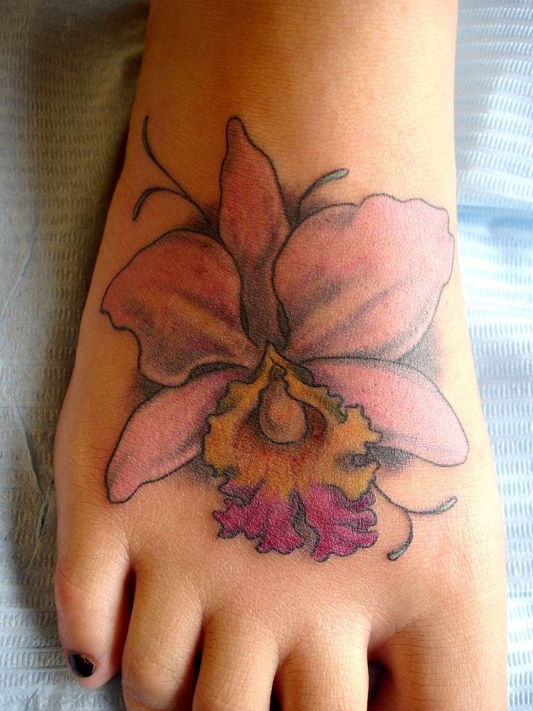 Tatuaggio con orchidea sul piede
