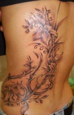 Tatuaggio femminile sulla schiena