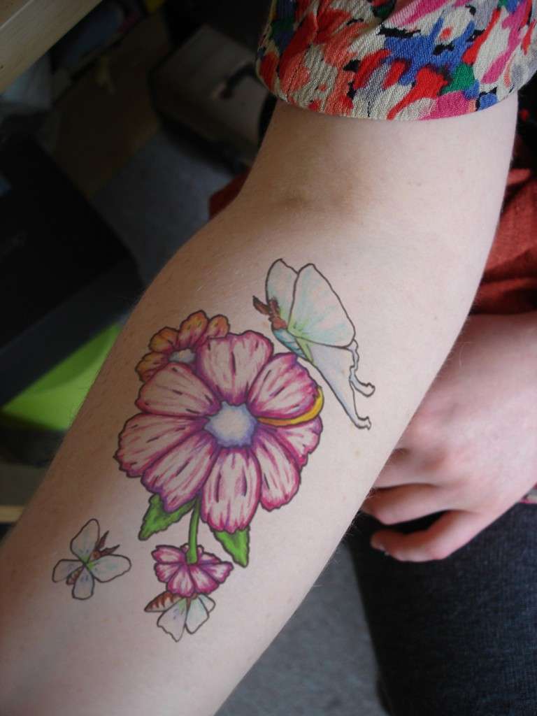 Tatuaggio fiori con farfalle