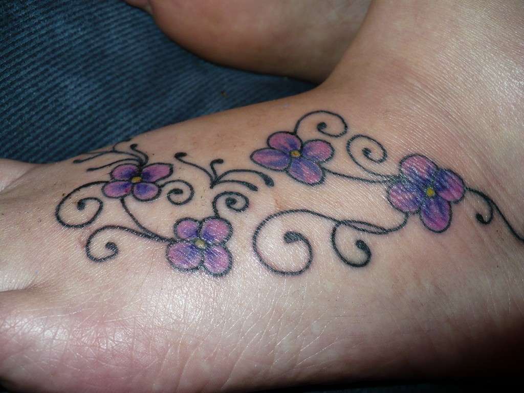 Tatuaggio fiori semplici sul piede