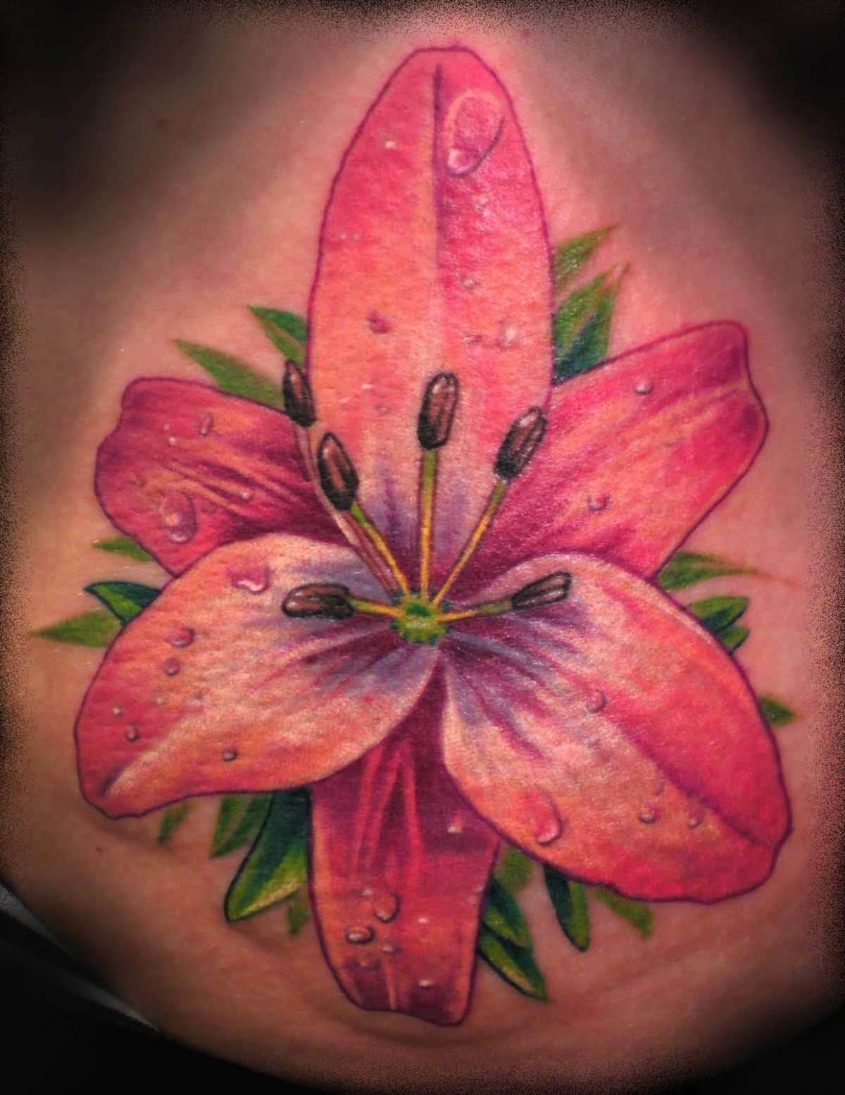 Tatuaggio grande con giglio rosa